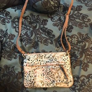 Leopard styled Jessica Simpson‘s shoulder bag